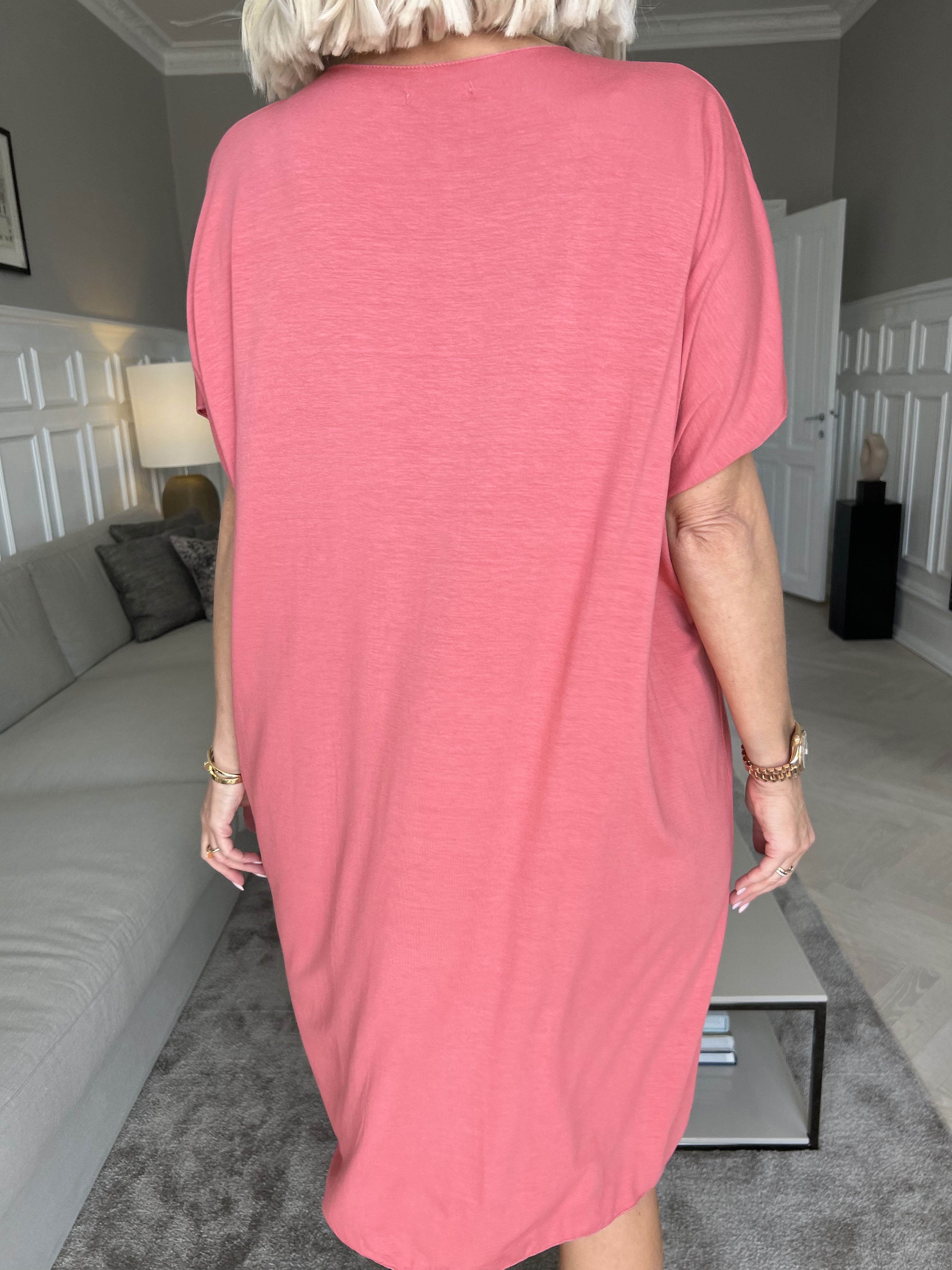 Vogue - Oversized t-shirtkjole i viskose med guld skrift